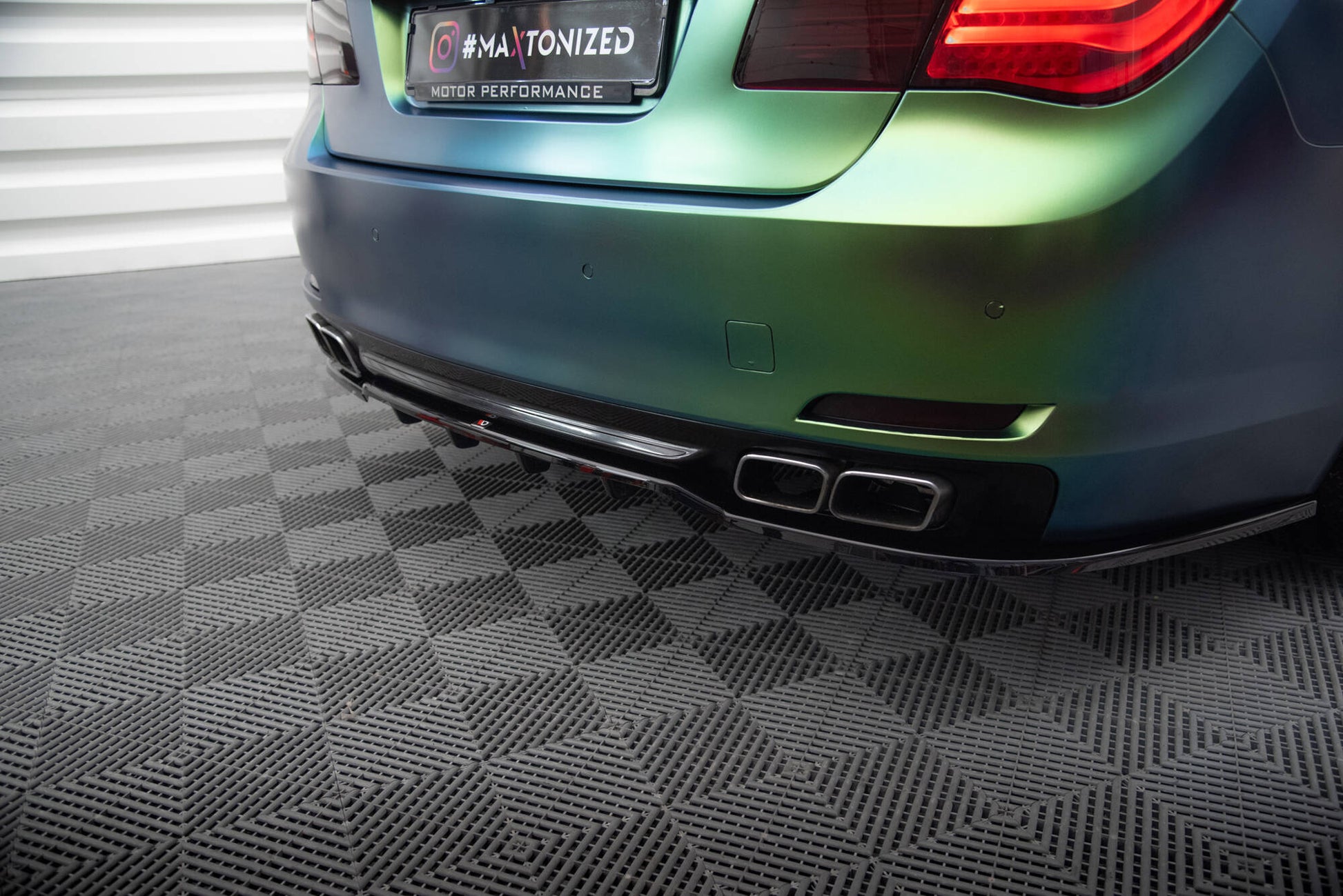 Maxton Mittlerer Diffusor Heck Ansatz DTM Look für BMW 7 F01 schwarz Hochglanz