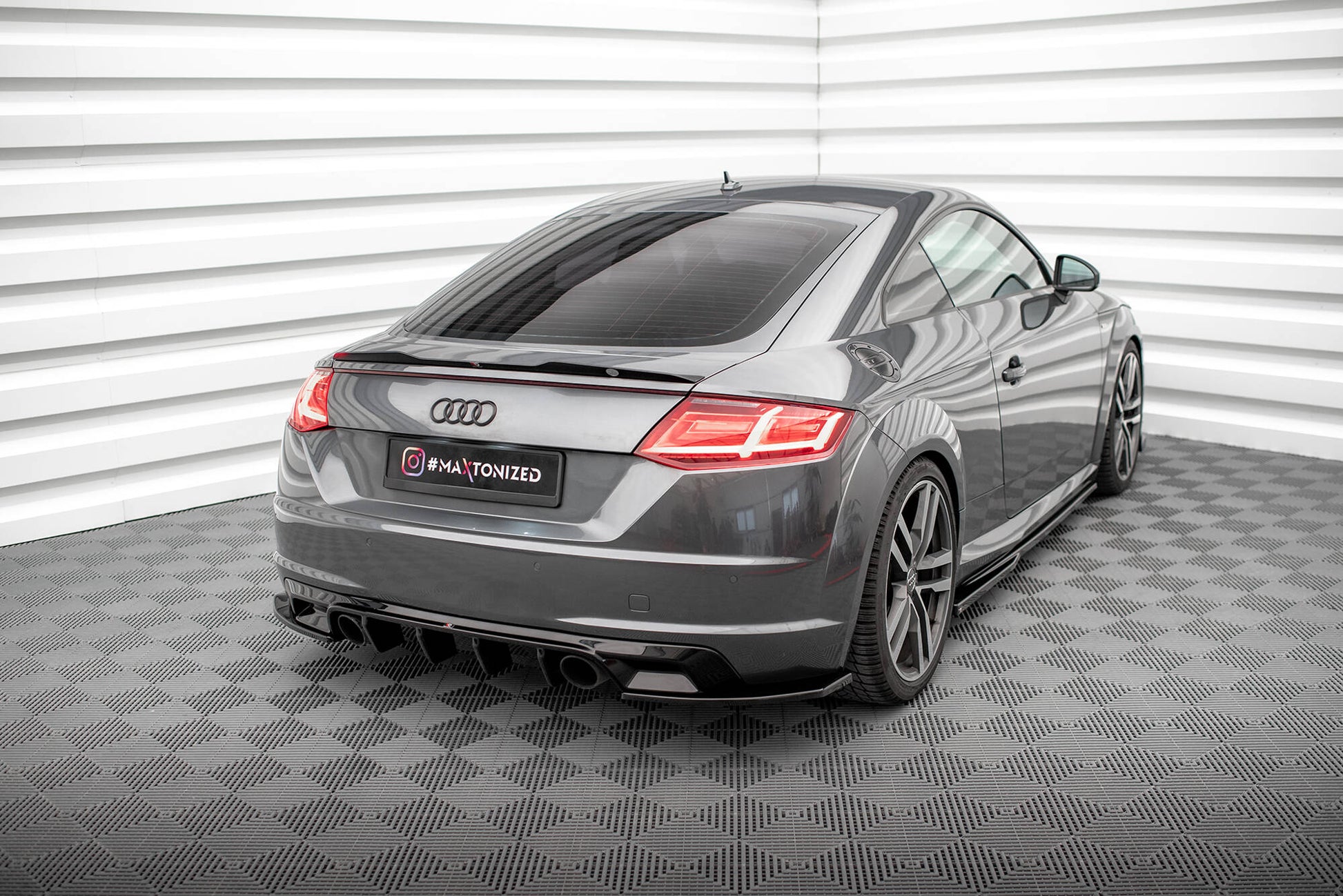 Maxton Heck Ansatz Flaps Diffusor V.2 für Audi TT S-Line 8S schwarz Hochglanz