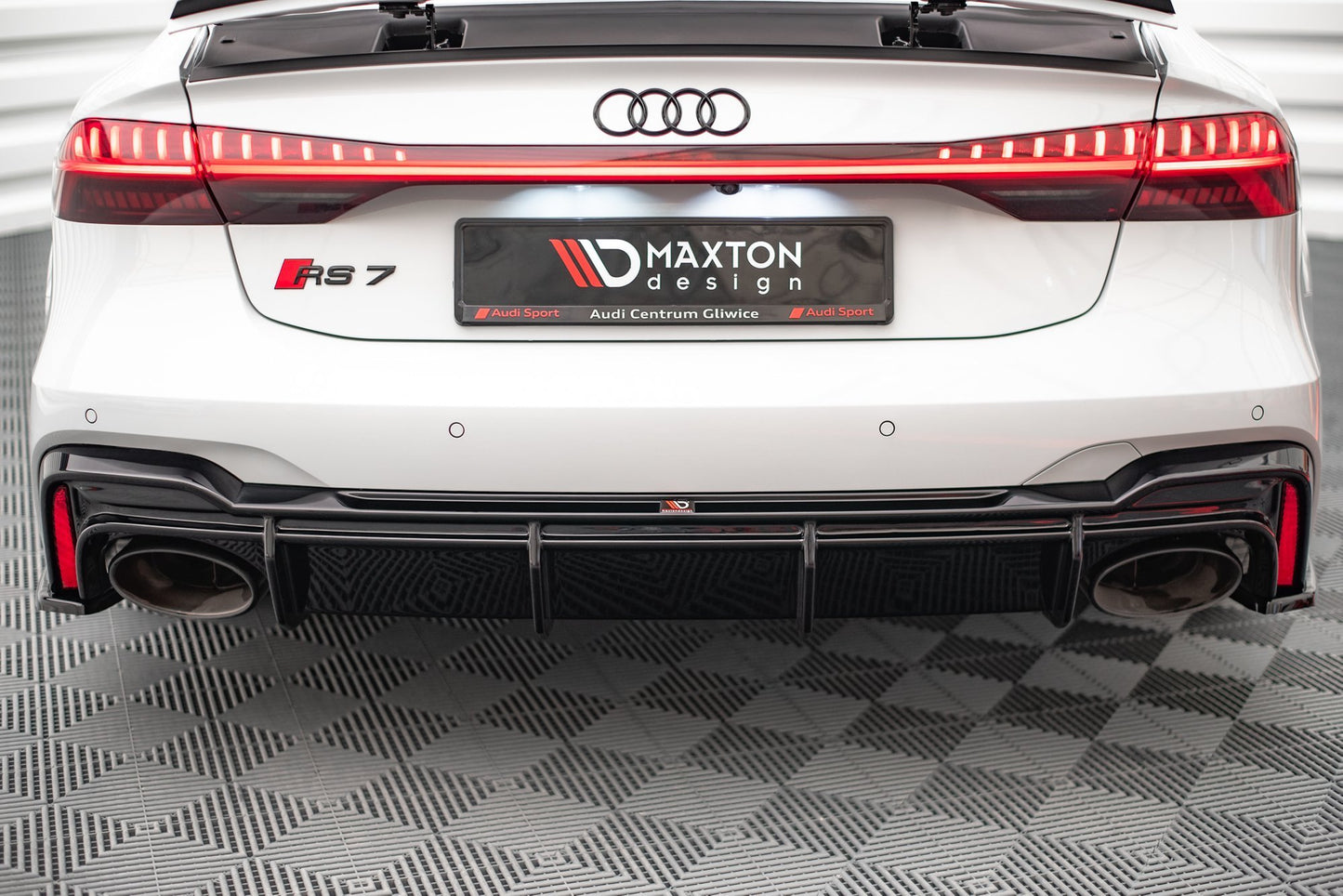 Maxton Diffusor Heck Ansatz für Audi RS6 C8 / RS7 C8 (Version mit Anhängerkupplung) schwarz Hochglanz