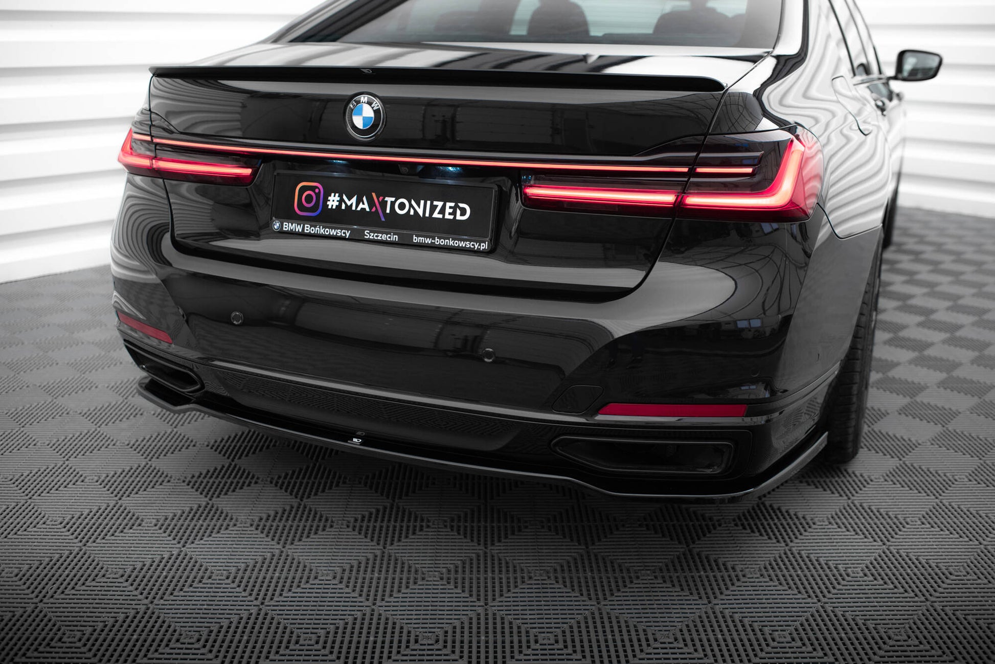 Maxton Zentrale Hinten Splitte BMW 7 G11 Facelift schwarz Hochglanz