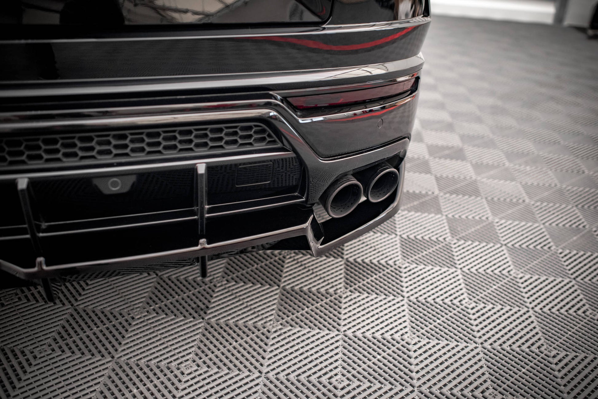 Maxton Mittlerer Diffusor Heck Ansatz DTM Look für Lamborghini Urus Mk1 schwarz Hochglanz