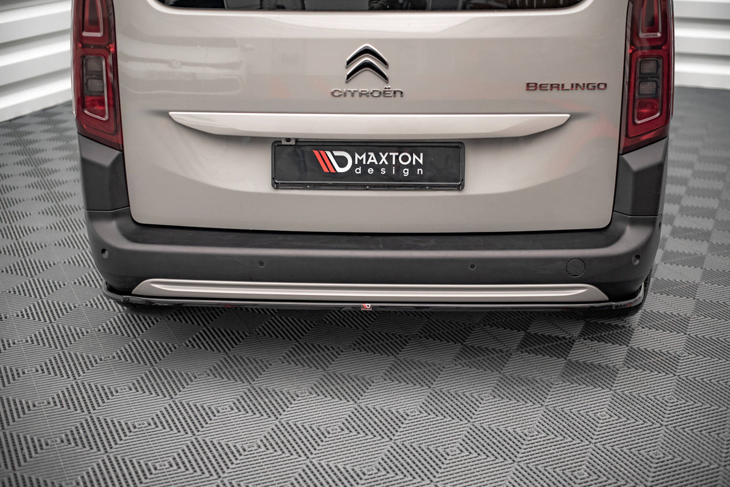 Maxton Mittlerer Diffusor Heck Ansatz für Citroen Berlingo Mk3 schwarz Hochglanz