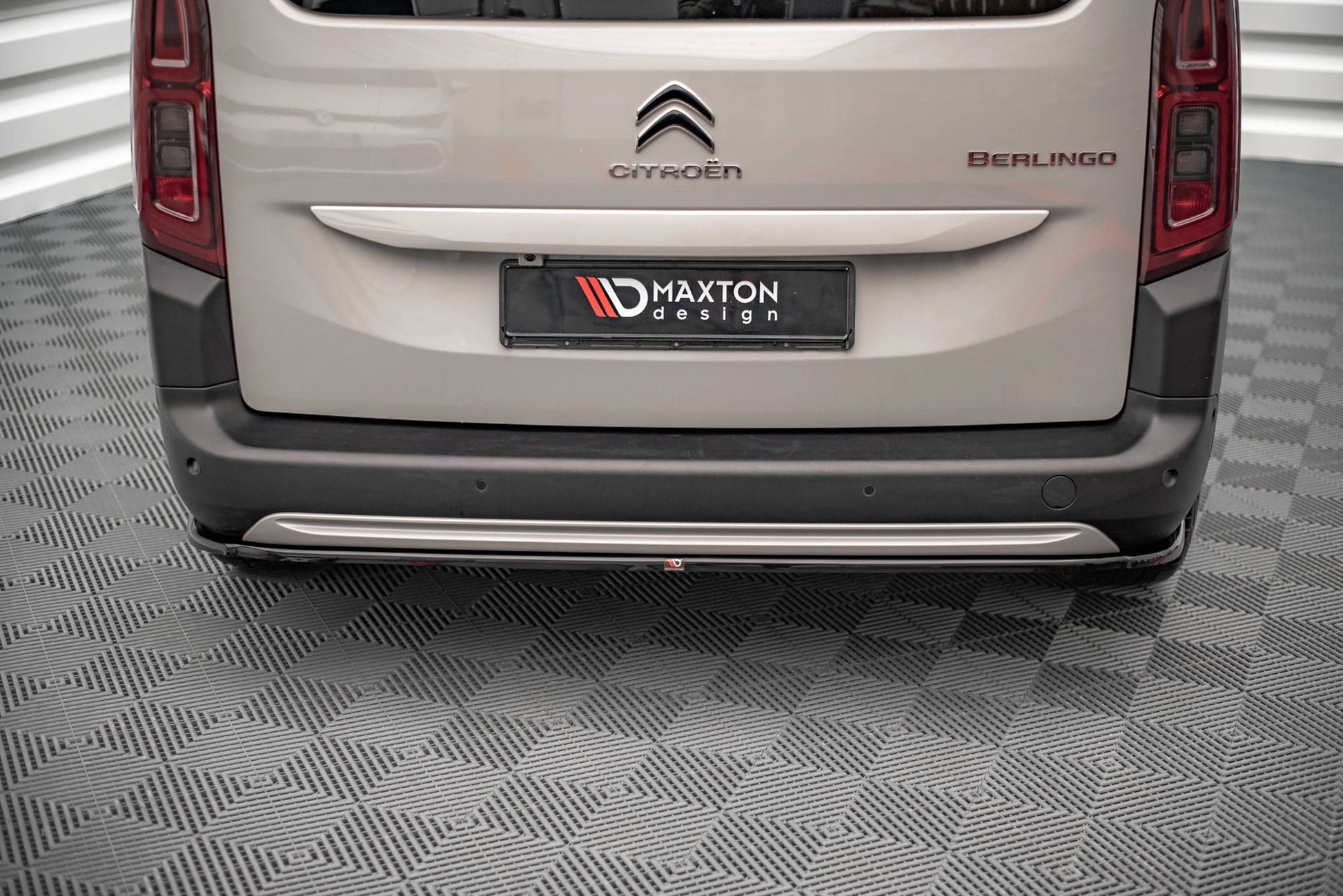 Maxton Mittlerer Diffusor Heck Ansatz für Citroen Berlingo Mk3 schwarz Hochglanz