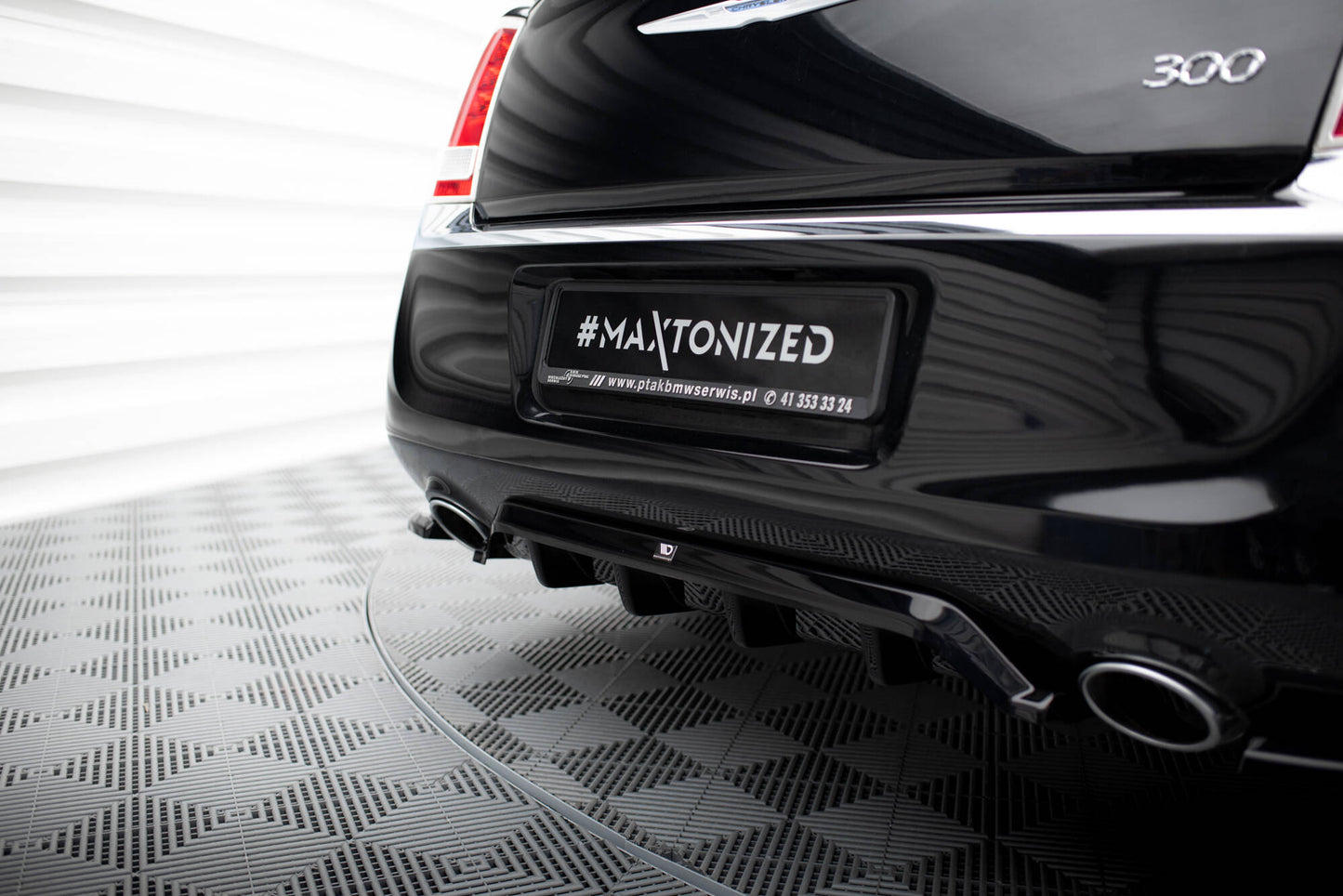 Maxton Mittlerer Diffusor Heck Ansatz DTM Look für Chrysler 300 Mk2 schwarz Hochglanz
