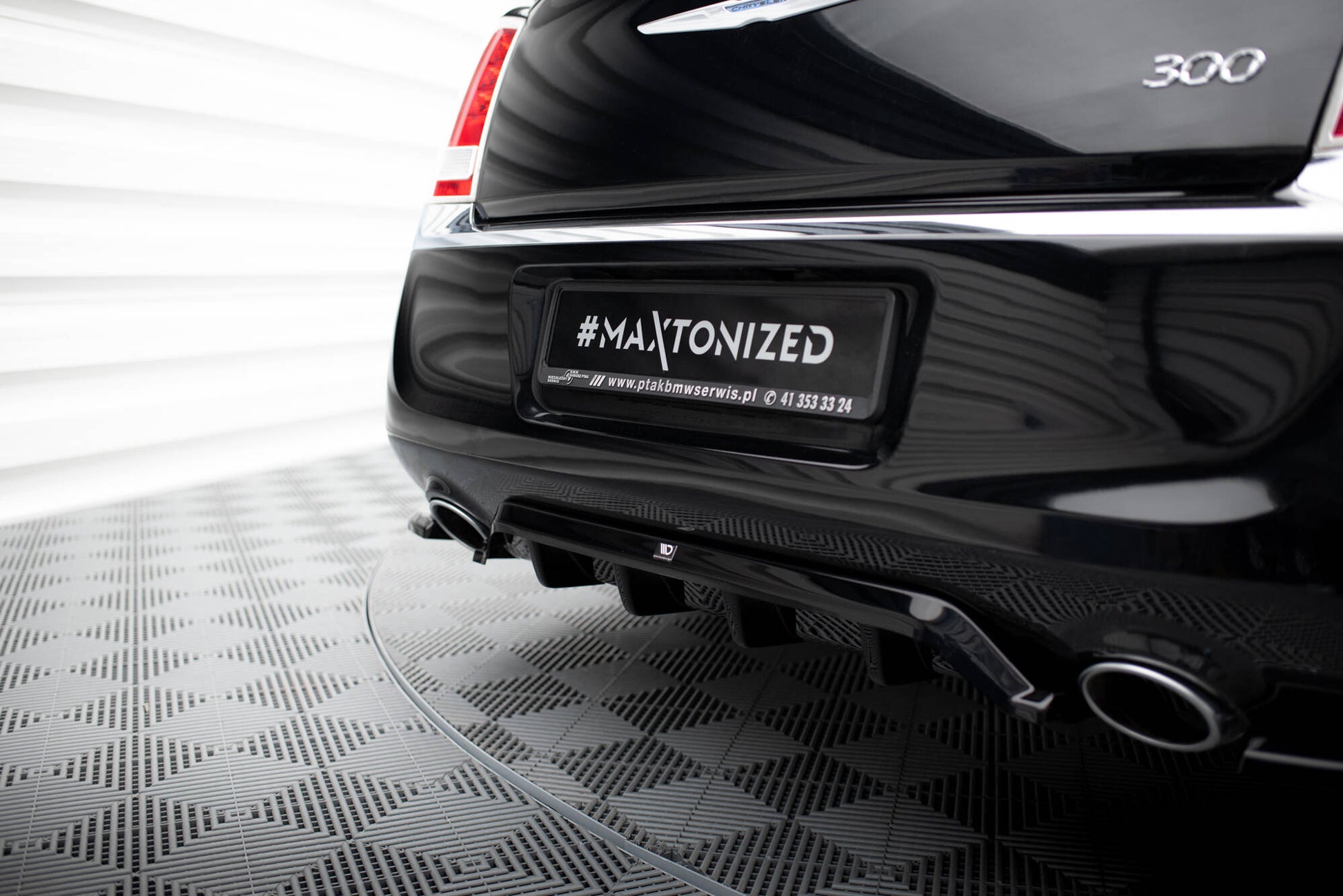 Maxton Mittlerer Diffusor Heck Ansatz DTM Look für Chrysler 300 Mk2 schwarz Hochglanz