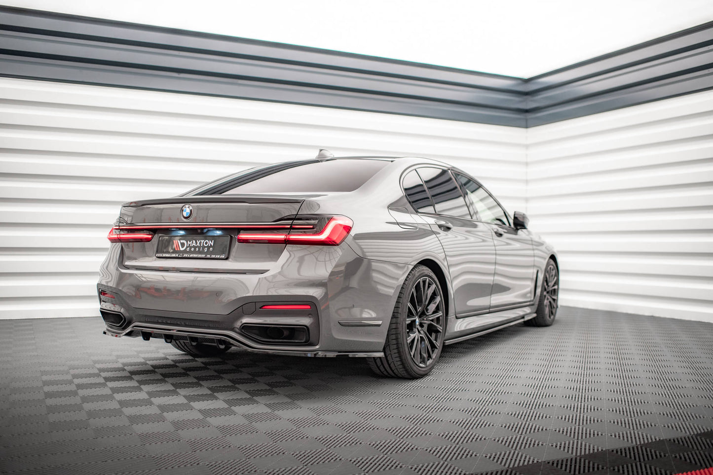 Maxton Hinten Splitter (mit einem vertikalem balken) V.1 BMW 7 M-Paket G11 Facelift schwarz Hochglanz
