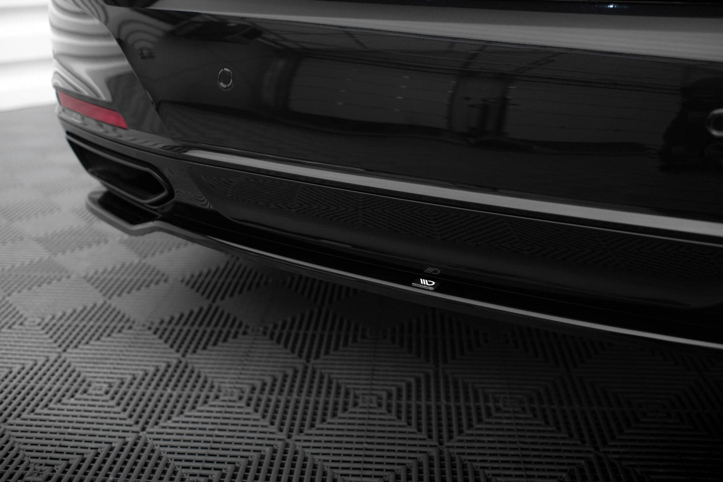 Maxton Zentrale Hinten Splitte BMW 7 G11 Facelift schwarz Hochglanz