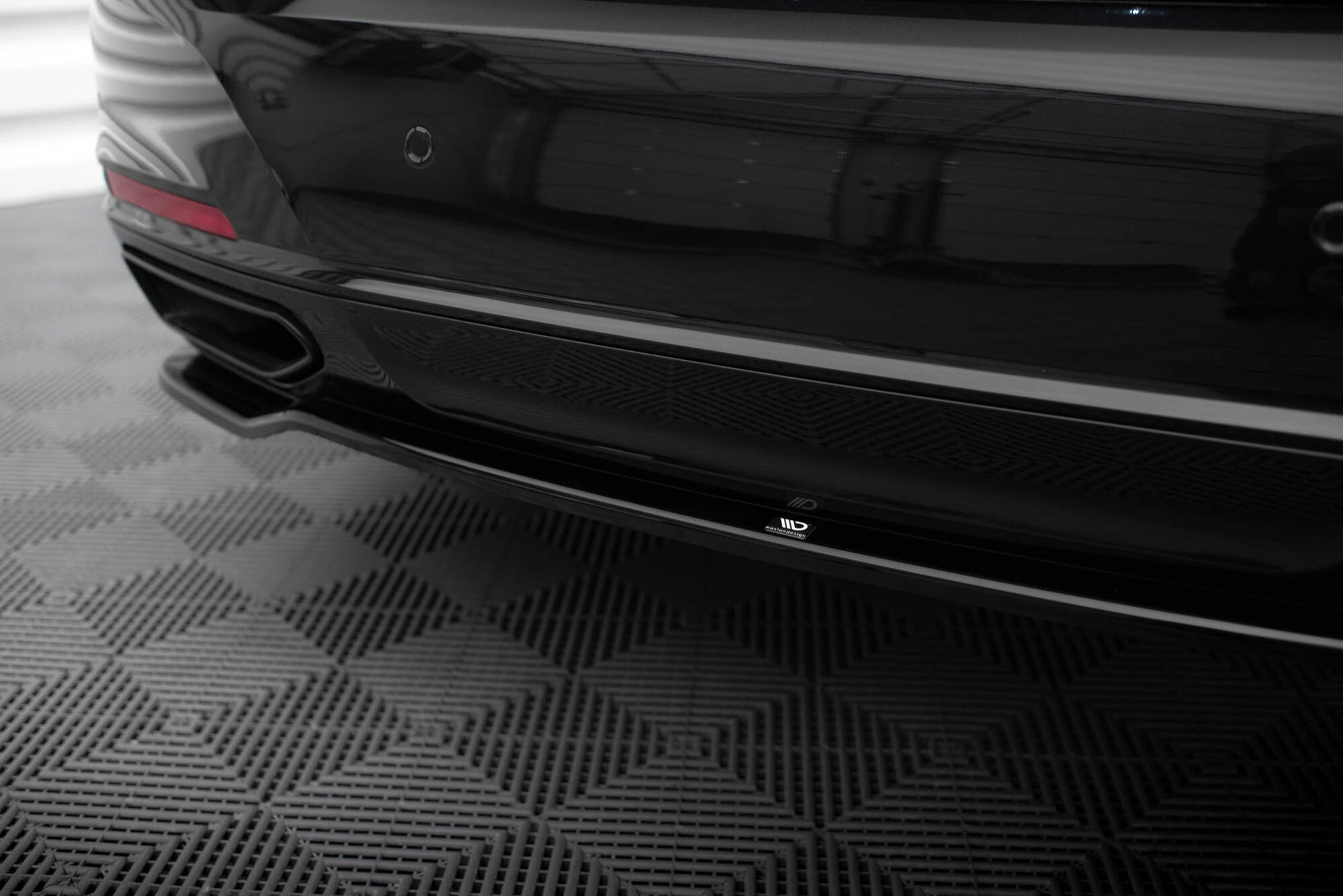 Maxton Zentrale Hinten Splitte BMW 7 G11 Facelift schwarz Hochglanz