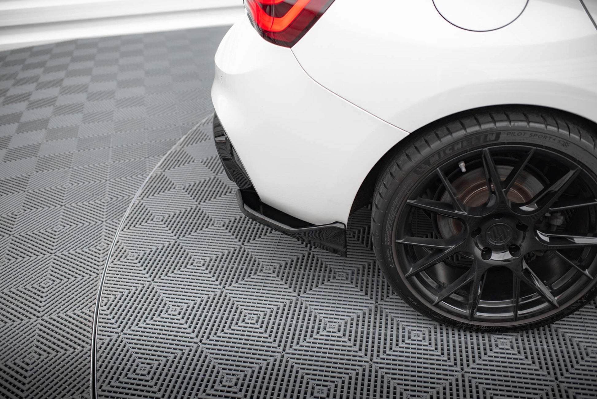 Maxton Heck Ansatz Flaps Diffusor für BMW 1er M-Paket / M140i F20 Facelift  schwarz Hochglanz