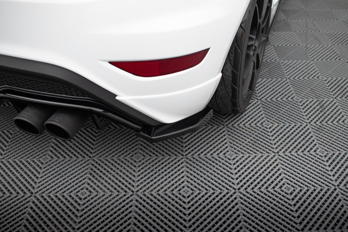 Maxton Heck Ansatz Flaps Diffusor V.3 für Ford Fiesta ST Mk7 Facelift schwarz Hochglanz
