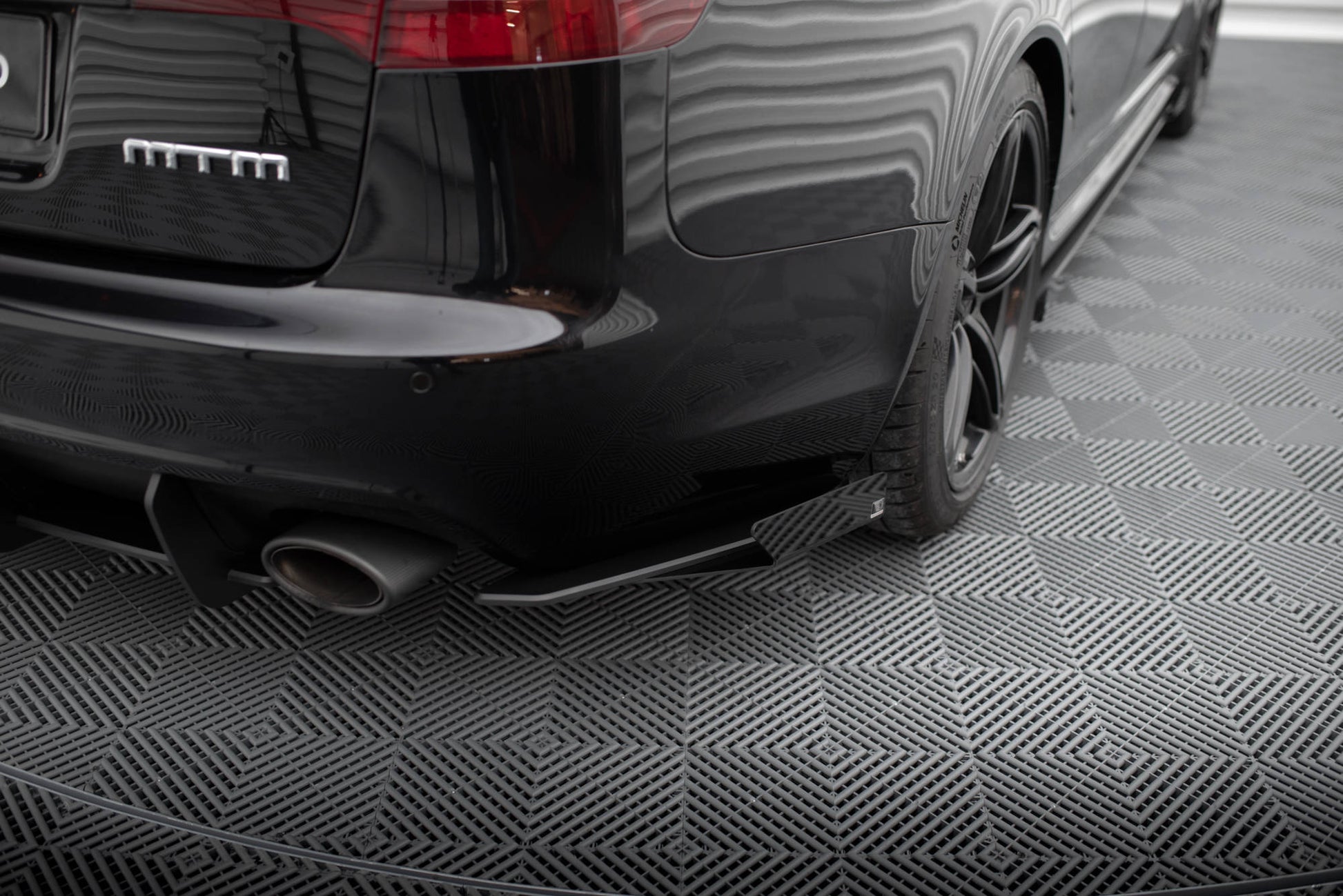 Maxton Hintere Seiten Flaps für Audi RS6 Avant C6 schwarz Hochglanz