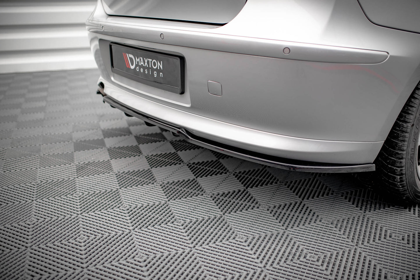 Maxton Mittlerer Diffusor Heck Ansatz DTM Look für BMW 1er E81 Facelift schwarz Hochglanz