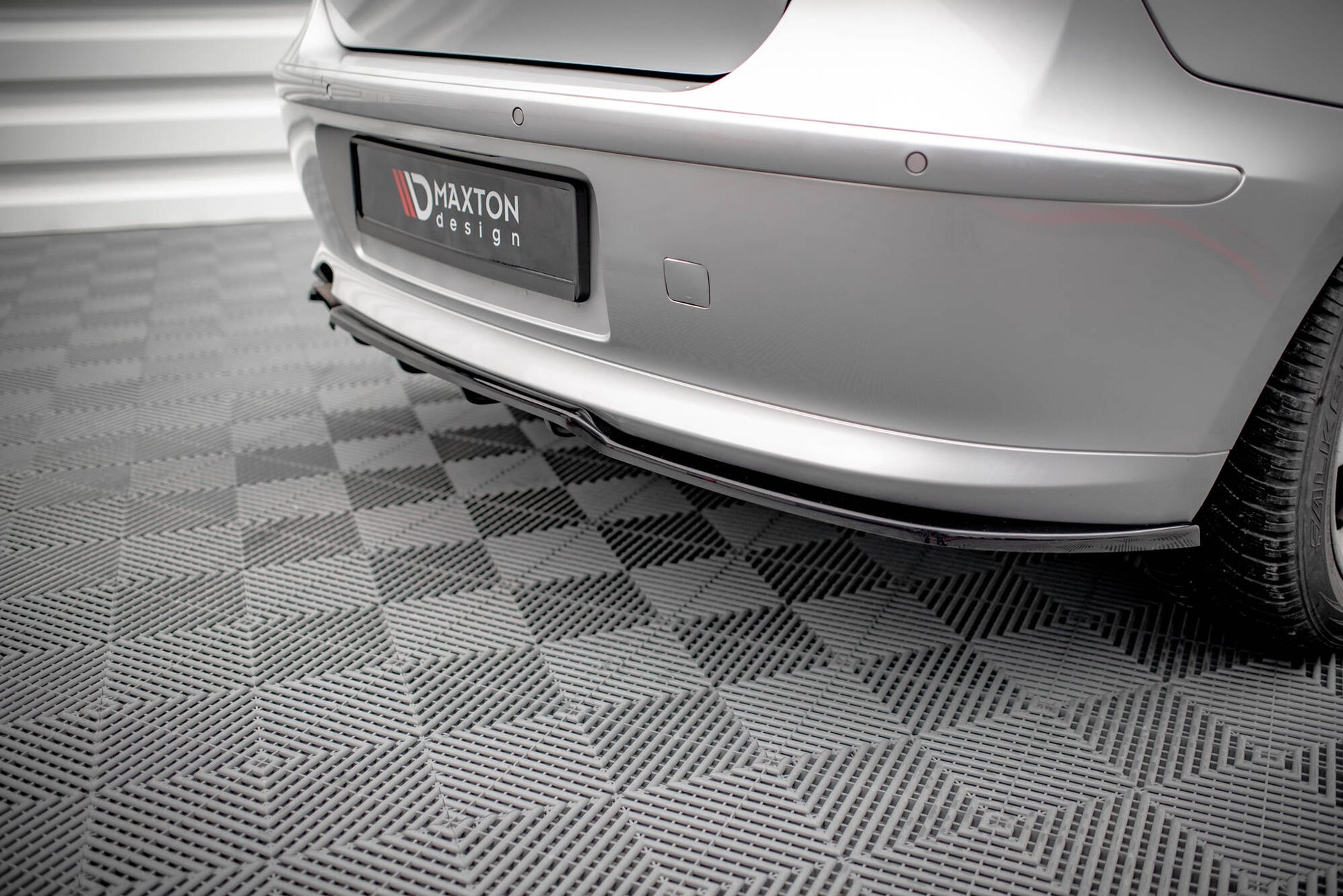 Maxton Mittlerer Diffusor Heck Ansatz DTM Look für BMW 1er E81 Facelift schwarz Hochglanz