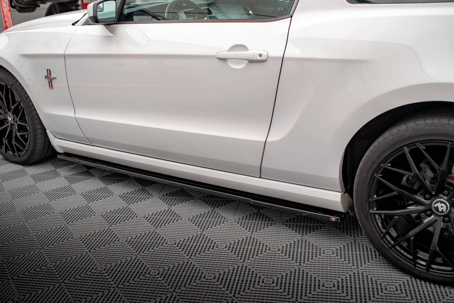Maxton Seitenschweller Ansatz für Ford Mustang Mk5 Facelift schwarz Hochglanz
