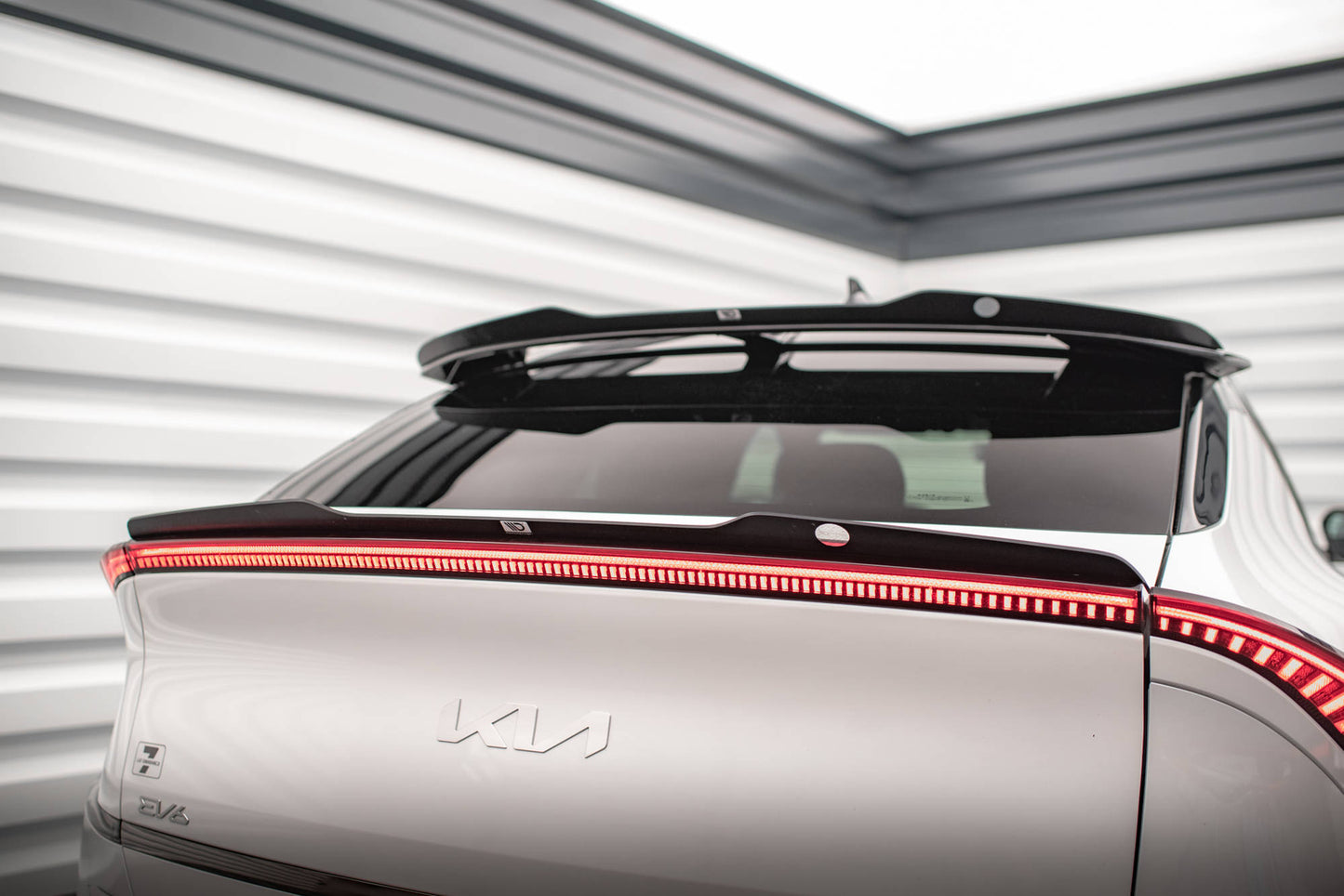 Maxton Niedriger Spoiler CAP für Kia EV6 GT-Line Mk1 schwarz Hochglanz