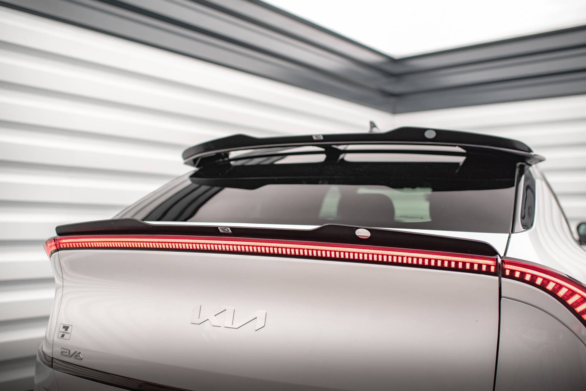 Maxton Niedriger Spoiler CAP für Kia EV6 GT-Line Mk1 schwarz Hochglanz