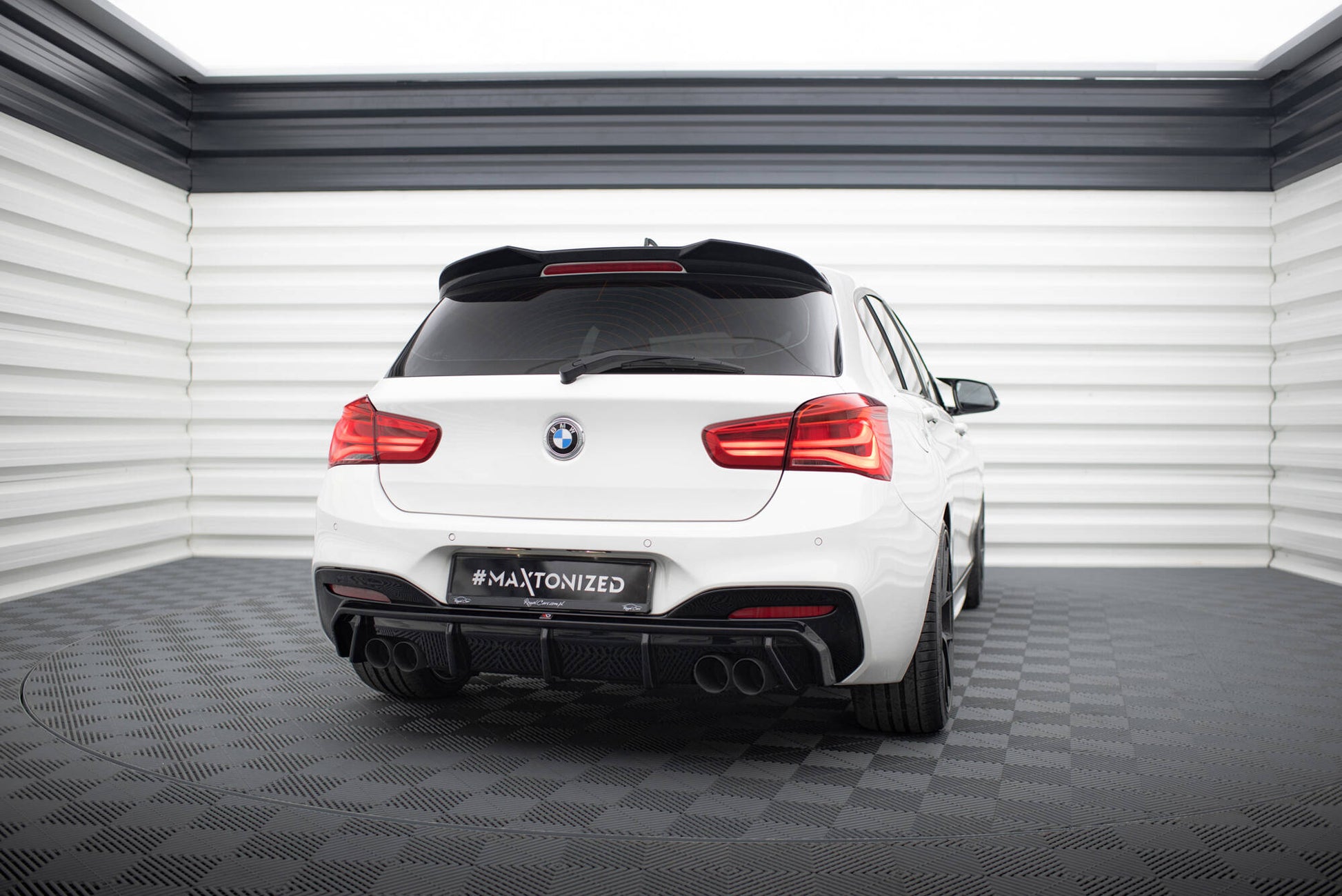 Maxton Diffusor Heck Ansatz für BMW 1er M-Paket / M140i F20 Facelift (Version mit Doppelauspuff auf beiden Seiten)