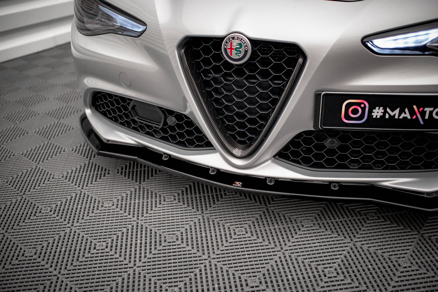 Maxton Front Ansatz V.1 für Alfa Romeo Giulia Sport schwarz Hochglanz