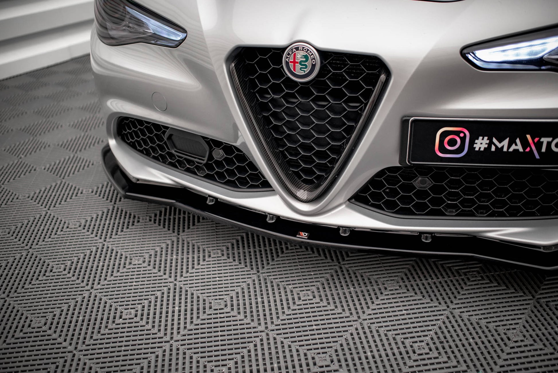 Maxton Front Ansatz V.1 für Alfa Romeo Giulia Sport schwarz Hochglanz