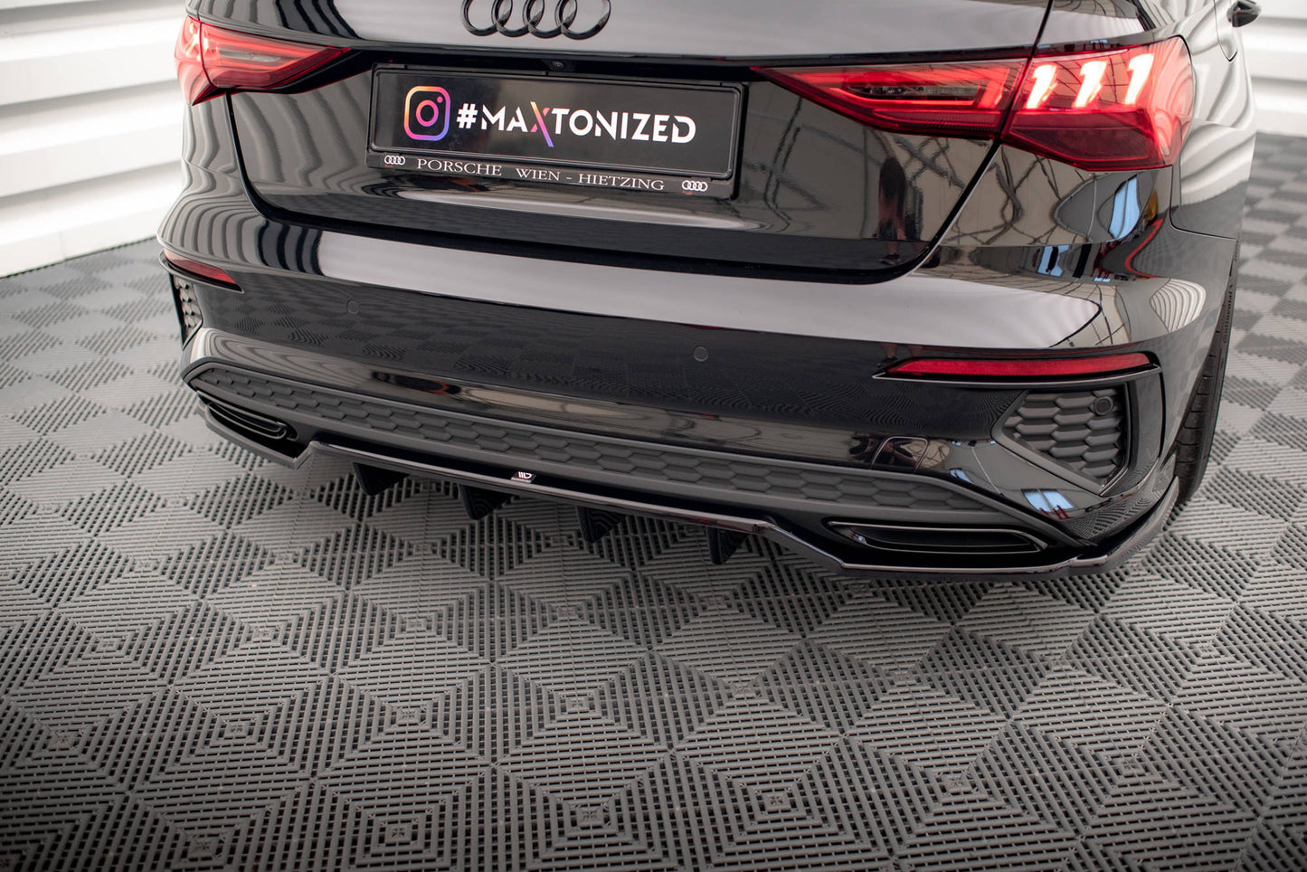 Maxton Mittlerer Diffusor Heck Ansatz DTM Look für Audi A3 S-Line Limousine 8Y schwarz Hochglanz