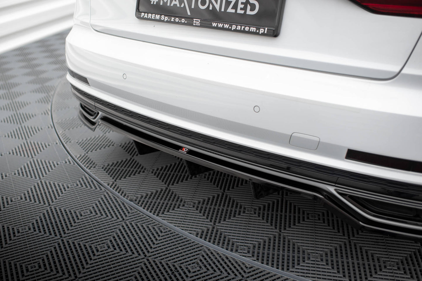 Maxton Mittlerer Diffusor Heck Ansatz DTM Look für Audi A8 S-Line D5 schwarz Hochglanz