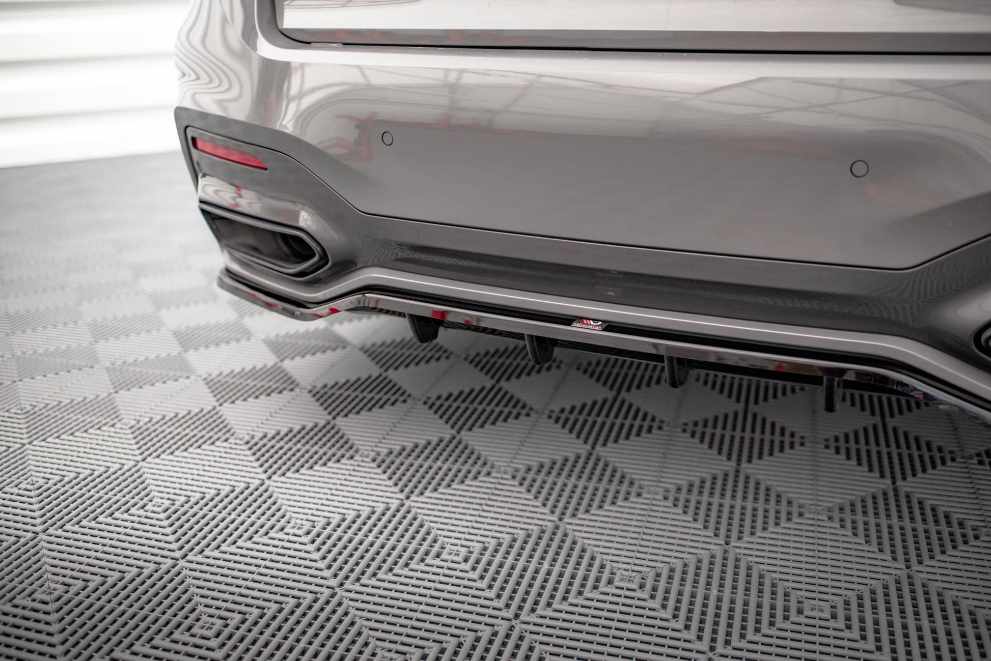 Maxton Hinten Splitter (mit einem vertikalem balken) V.1 BMW 7 M-Paket G11 Facelift schwarz Hochglanz
