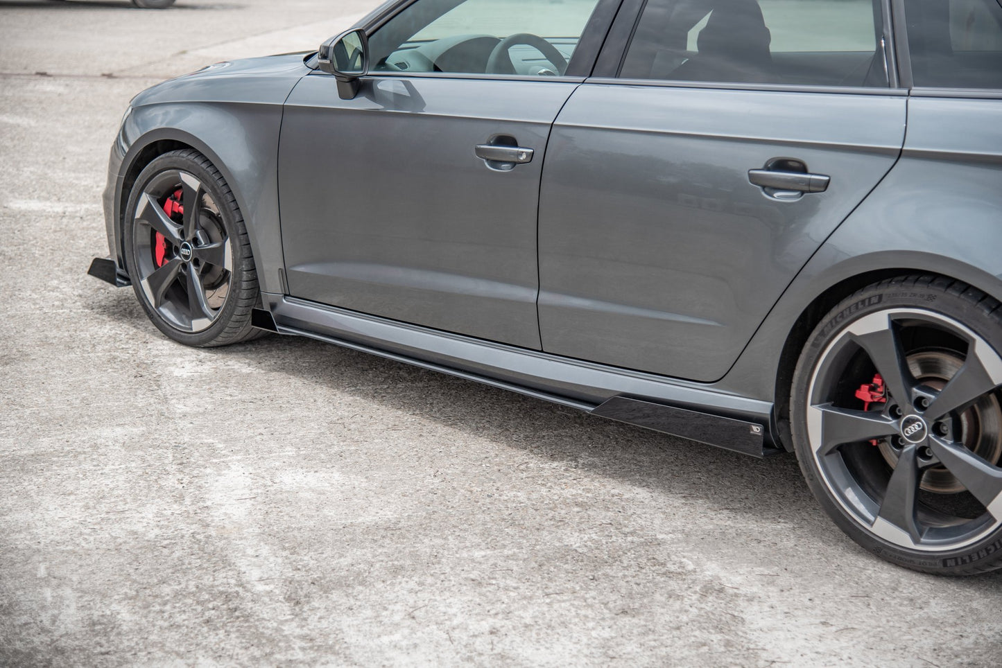 Maxton Robuste Racing Seitenschweller Ansatz für für + Flaps Audi RS3 8V Sportback schwarz Hochglanz