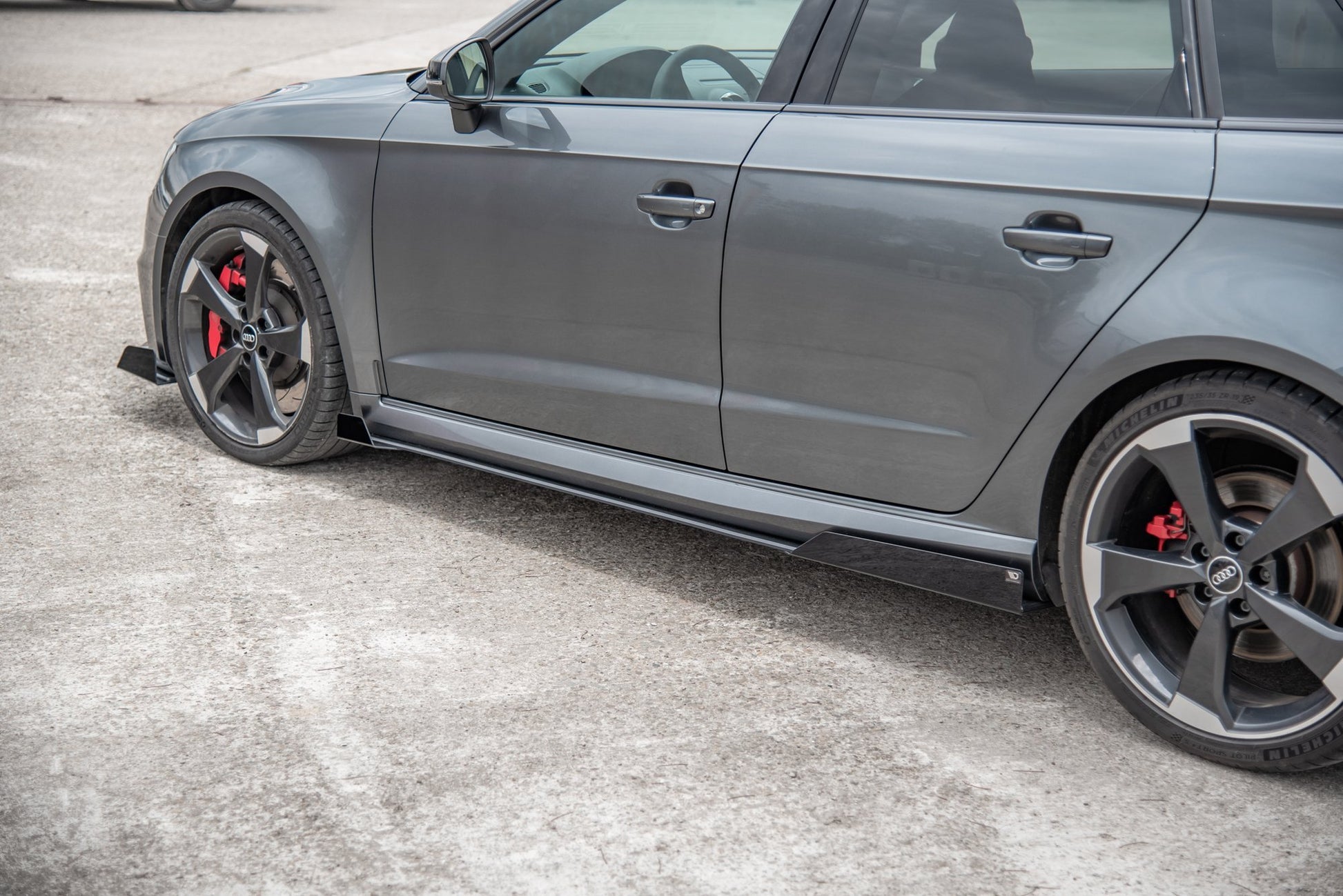 Maxton Robuste Racing Seitenschweller Ansatz für für + Flaps Audi RS3 8V Sportback schwarz Hochglanz