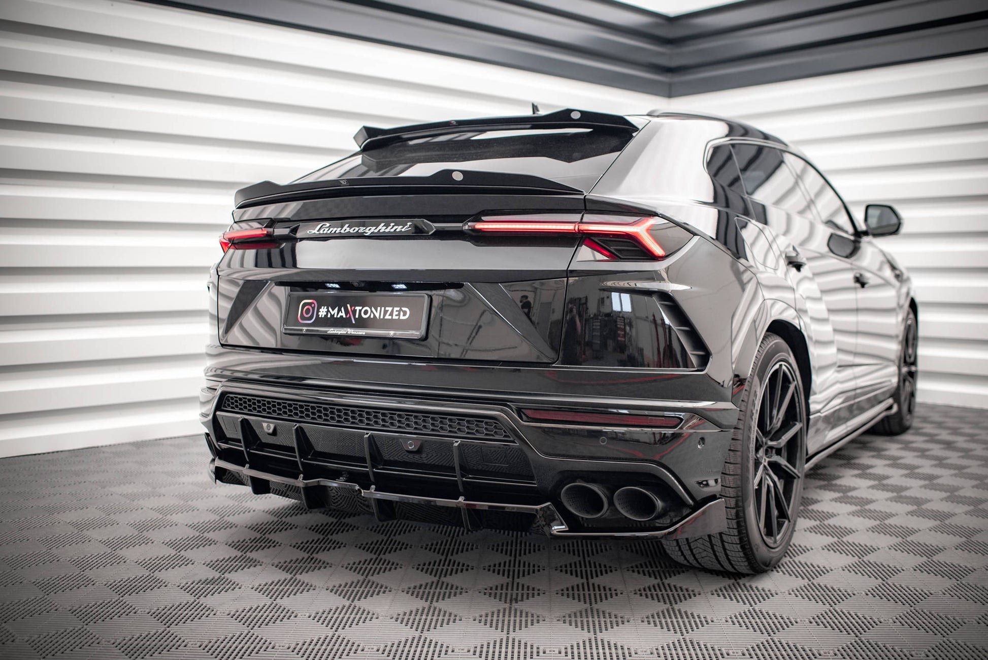 Maxton Höher Spoiler CAP für Lamborghini Urus Mk1 schwarz Hochglanz