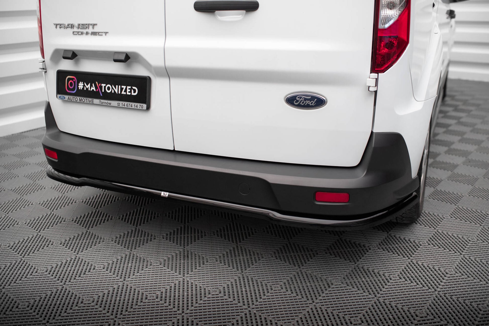 Maxton Zentrale Hinten Splitte Ford Transit Connect Mk2 Facelift schwarz Hochglanz