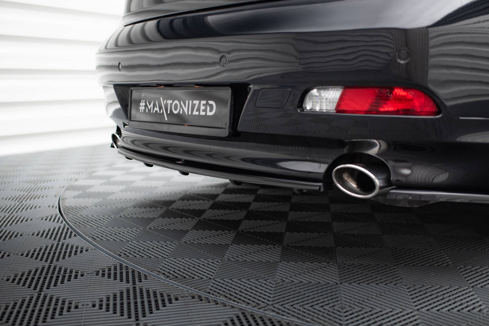 Maxton Mittlerer Diffusor Heck Ansatz DTM Look für BMW 6er Coupe / Cabrio E63 / E64 schwarz Hochglanz