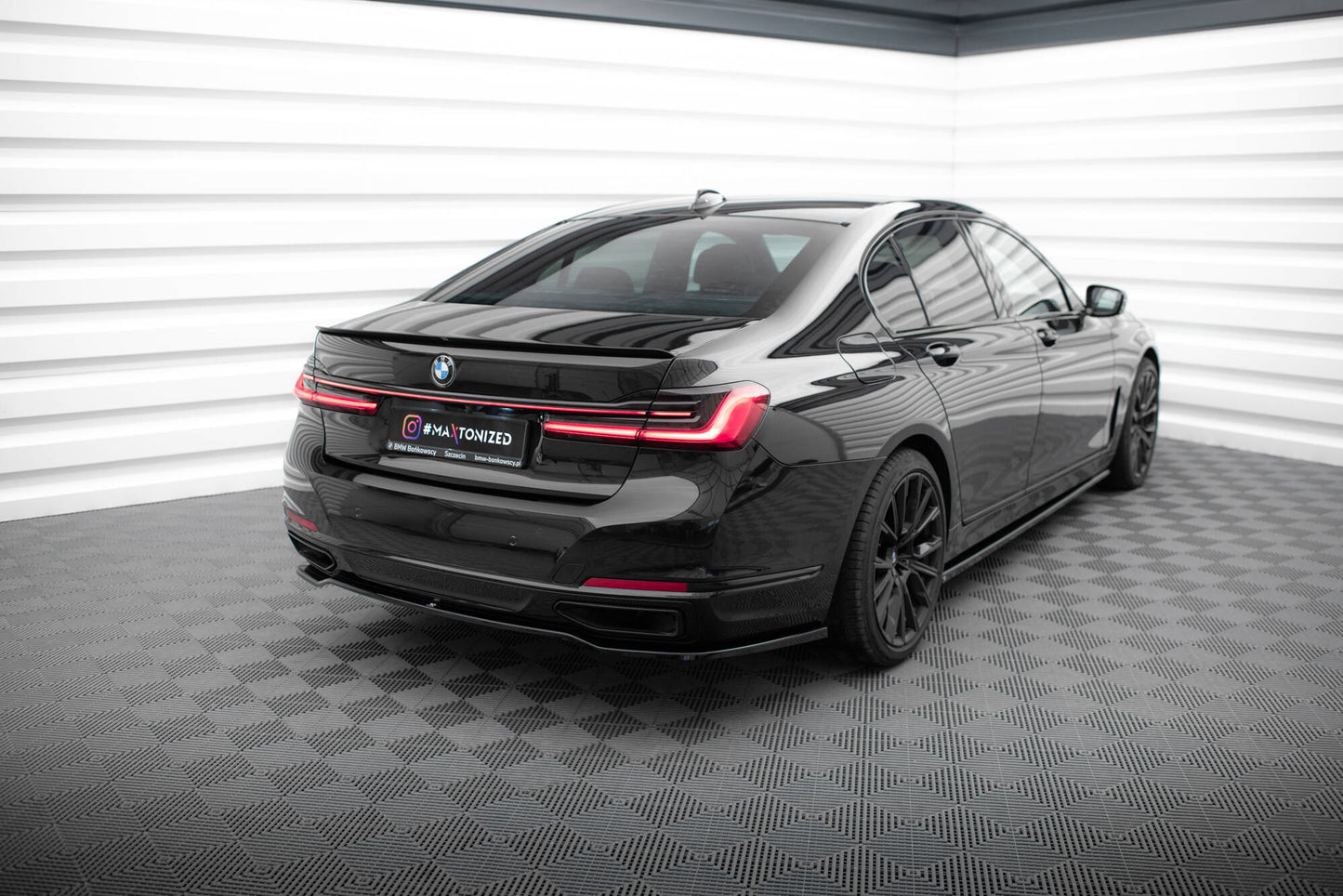 Maxton Zentrale Hinten Splitte BMW 7 G11 Facelift schwarz Hochglanz