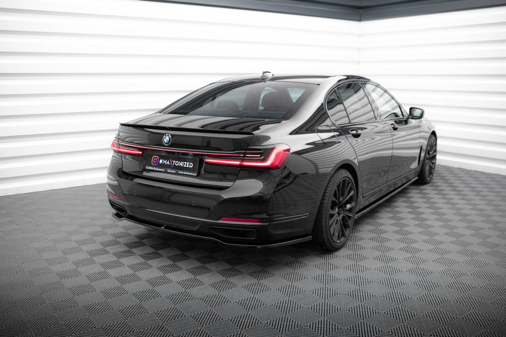 Maxton Zentrale Hinten Splitte BMW 7 G11 Facelift schwarz Hochglanz