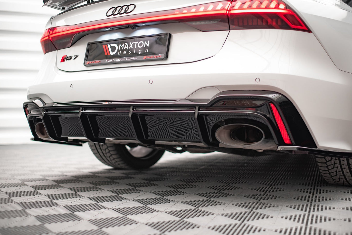 Maxton Diffusor Heck Ansatz für Audi RS6 C8 / RS7 C8 (Version mit Anhängerkupplung) schwarz Hochglanz