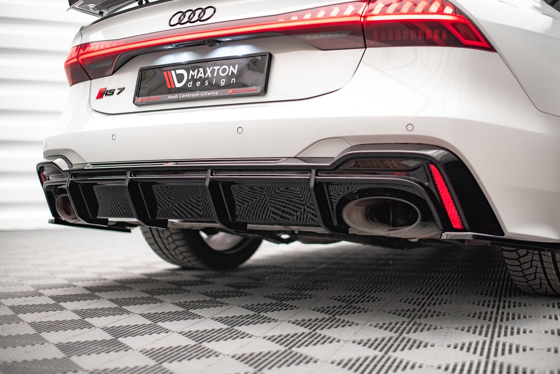 Maxton Diffusor Heck Ansatz für Audi RS6 C8 / RS7 C8 (Version mit Anhängerkupplung) schwarz Hochglanz