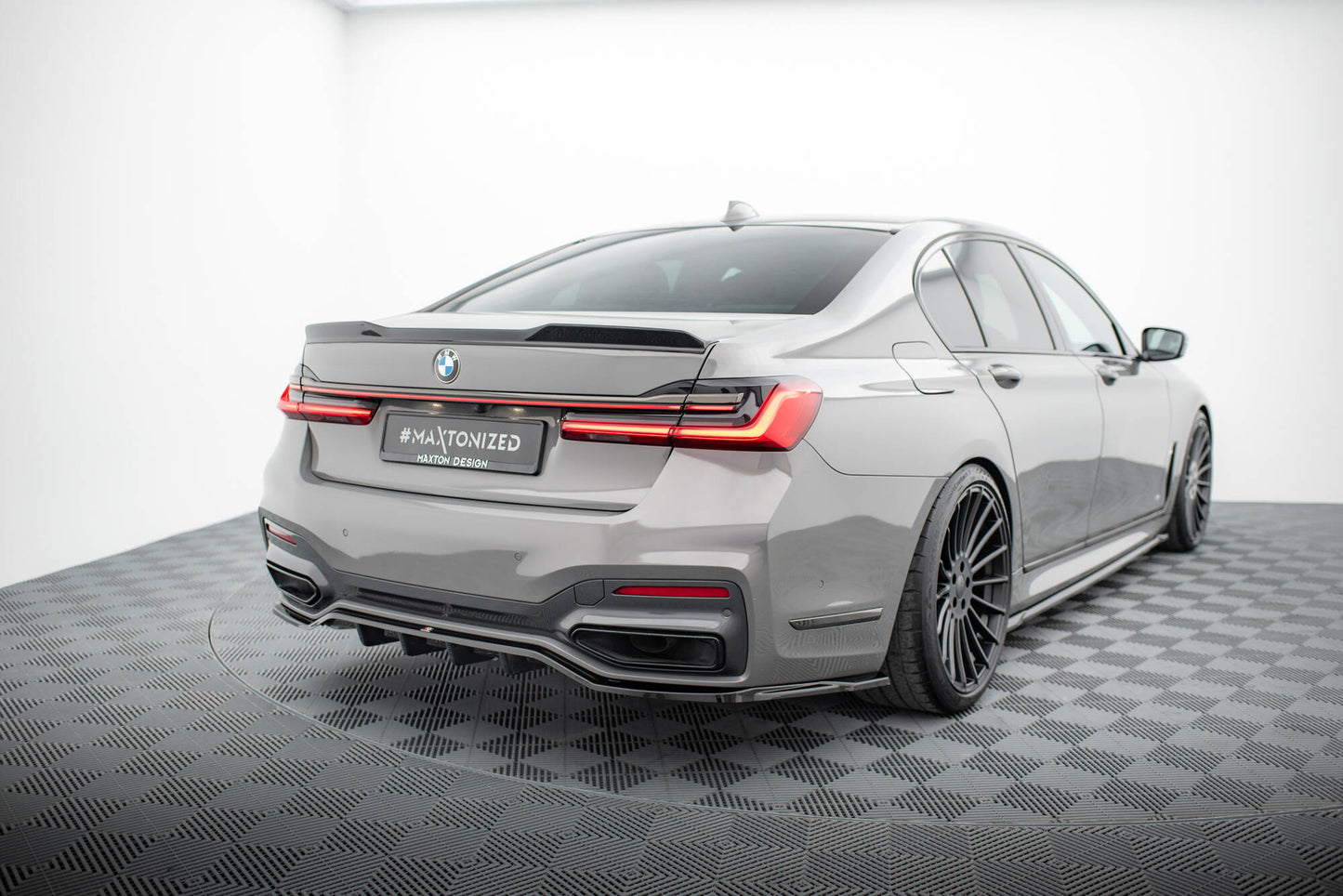 Maxton Hinten Splitter (mit einem vertikalem balken) V.2 BMW 7 G11 M-Paket Facelift schwarz Hochglanz