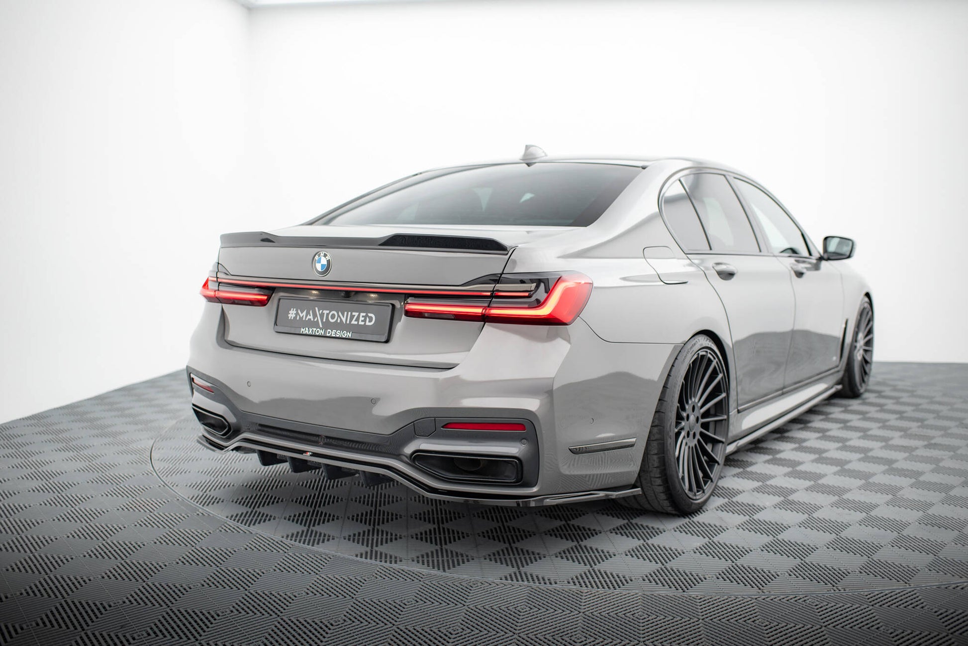 Maxton Hinten Splitter (mit einem vertikalem balken) V.2 BMW 7 G11 M-Paket Facelift schwarz Hochglanz
