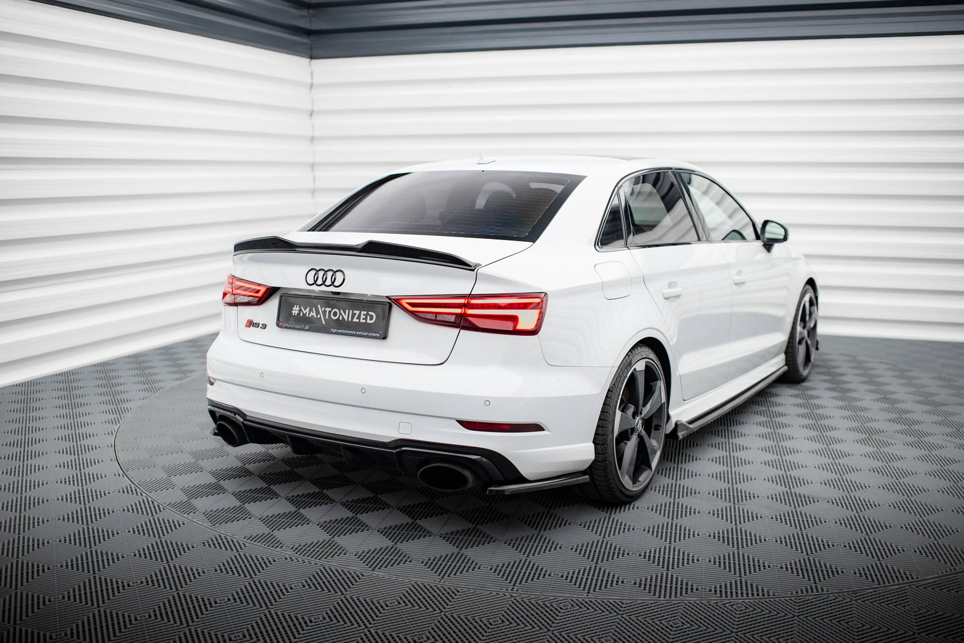 Maxton Heck Ansatz Flaps Diffusor V.2 für Audi RS3 Limousine 8V Facelift schwarz Hochglanz
