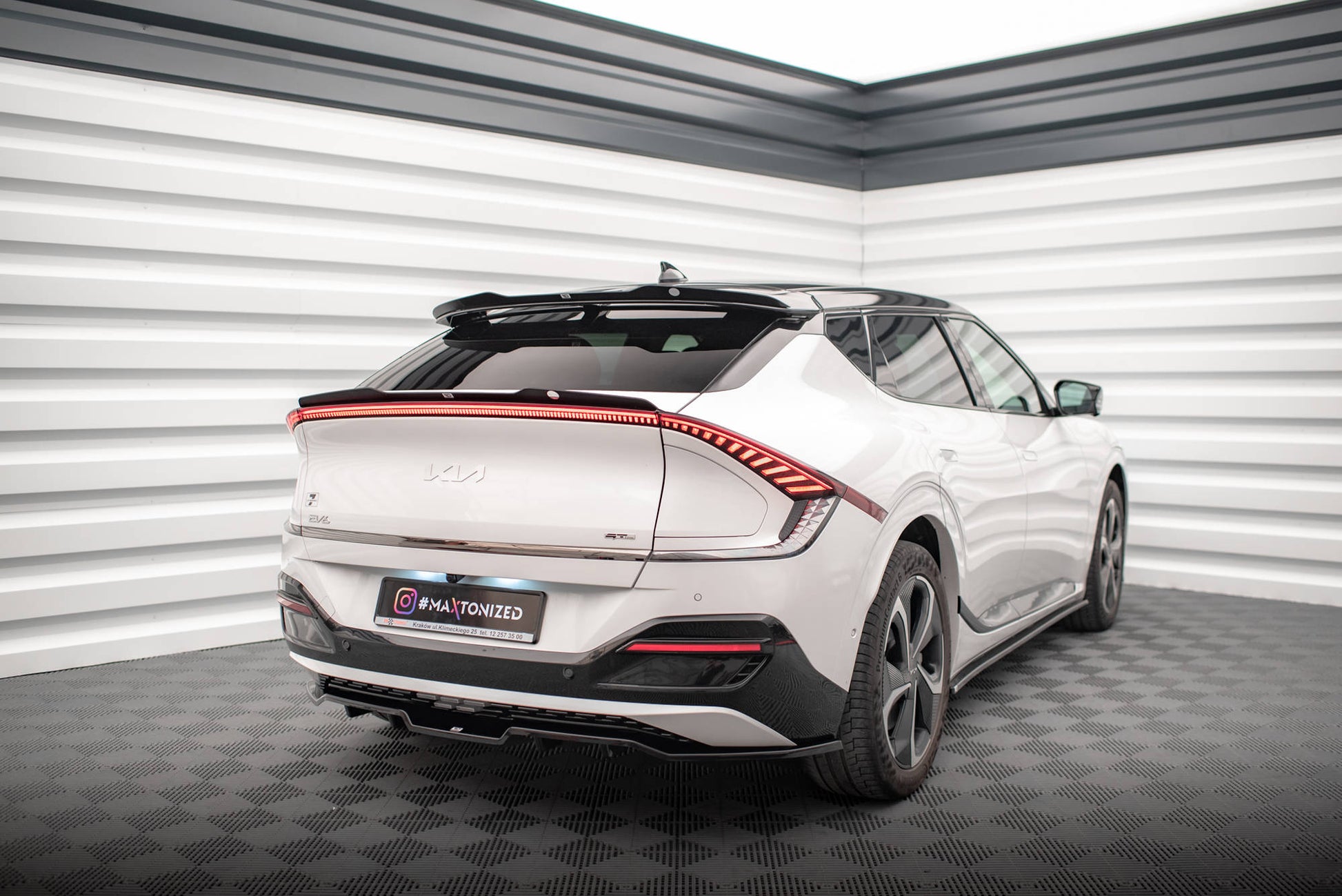Maxton Niedriger Spoiler CAP für Kia EV6 GT-Line Mk1 schwarz Hochglanz