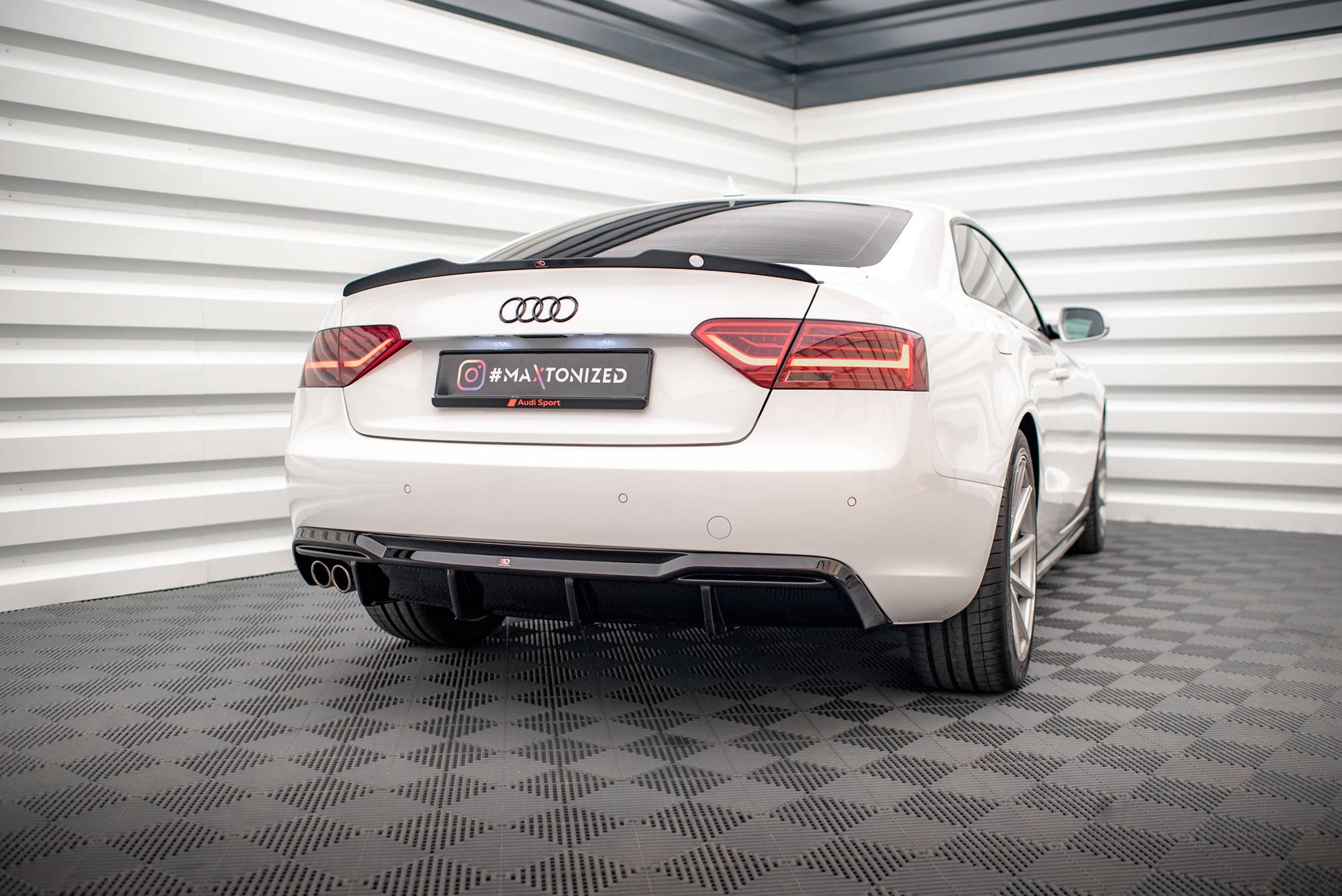 Maxton Diffusor Heck Ansatz für Audi A5 Coupe 8T Facelift (Version mit Doppelauspuff auf einer Seite) schwarz Hochglanz