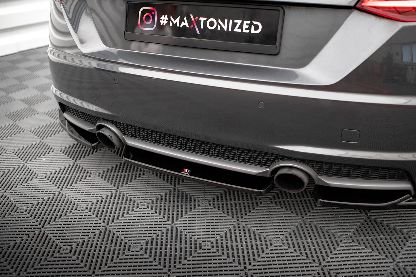 Maxton Mittlerer Diffusor Heck Ansatz für Audi TT S-Line 8S schwarz Hochglanz