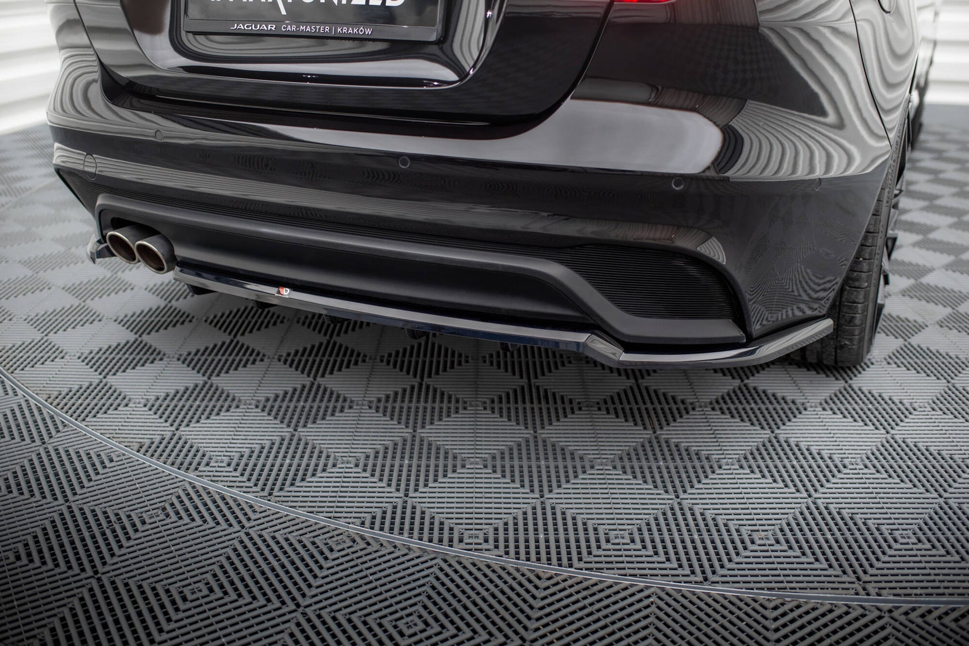Maxton Mittlerer Diffusor Heck Ansatz DTM Look für Jaguar XE X760 Facelift schwarz Hochglanz