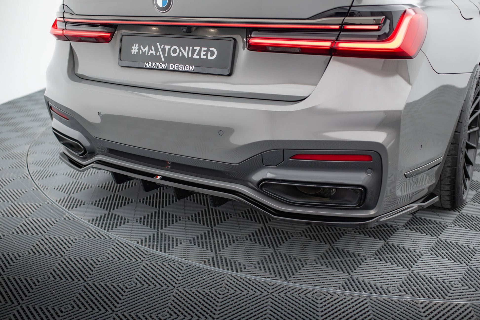 Maxton Hinten Splitter (mit einem vertikalem balken) V.2 BMW 7 G11 M-Paket Facelift schwarz Hochglanz