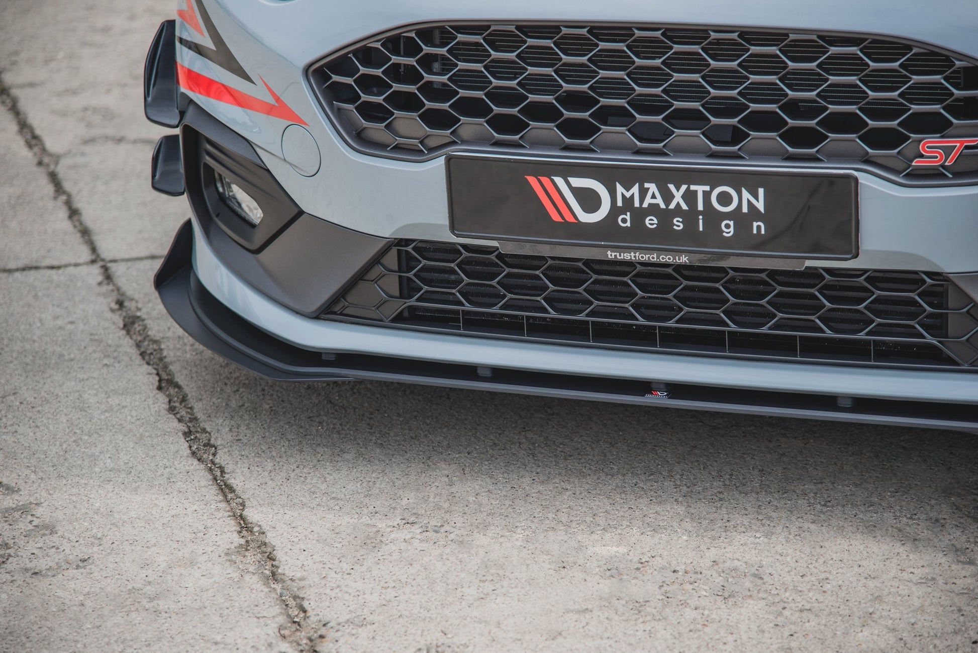 Maxton Robuste Racing Front Ansatz für passend für + Front Stoßstangen Racing Flaps passend für Ford Fiesta Mk8 ST / ST-Li...