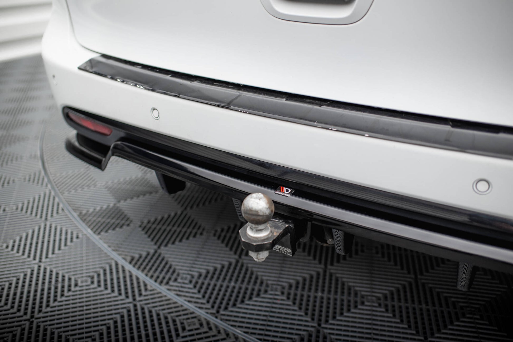 Maxton Mittlerer Diffusor Heck Ansatz DTM Look für Chrysler Pacifica Mk2 Facelift schwarz Hochglanz