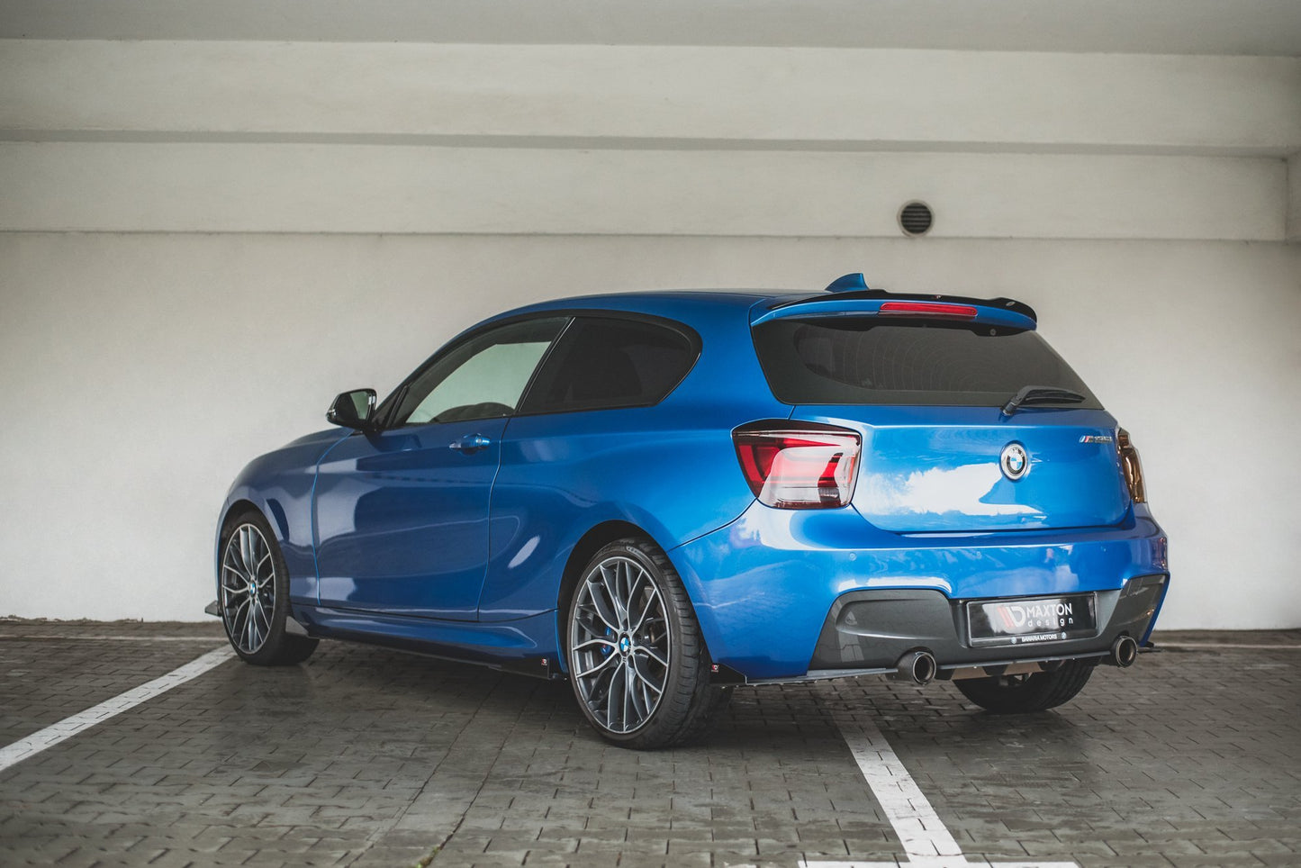 Maxton Robuste Racing Heck Ansatz Flaps Diffusor +Flaps für BMW M135i F20 schwarz Hochglanz