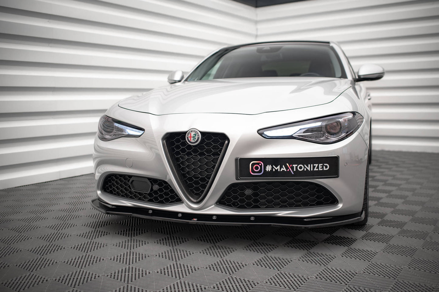 Maxton Front Ansatz V.1 für Alfa Romeo Giulia Sport schwarz Hochglanz