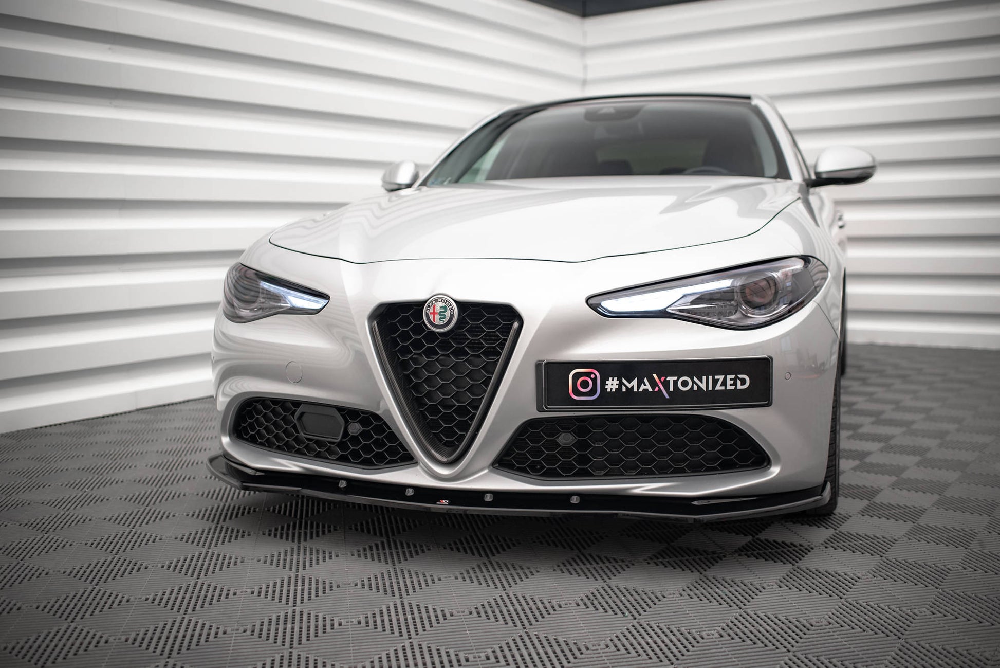 Maxton Front Ansatz V.1 für Alfa Romeo Giulia Sport schwarz Hochglanz