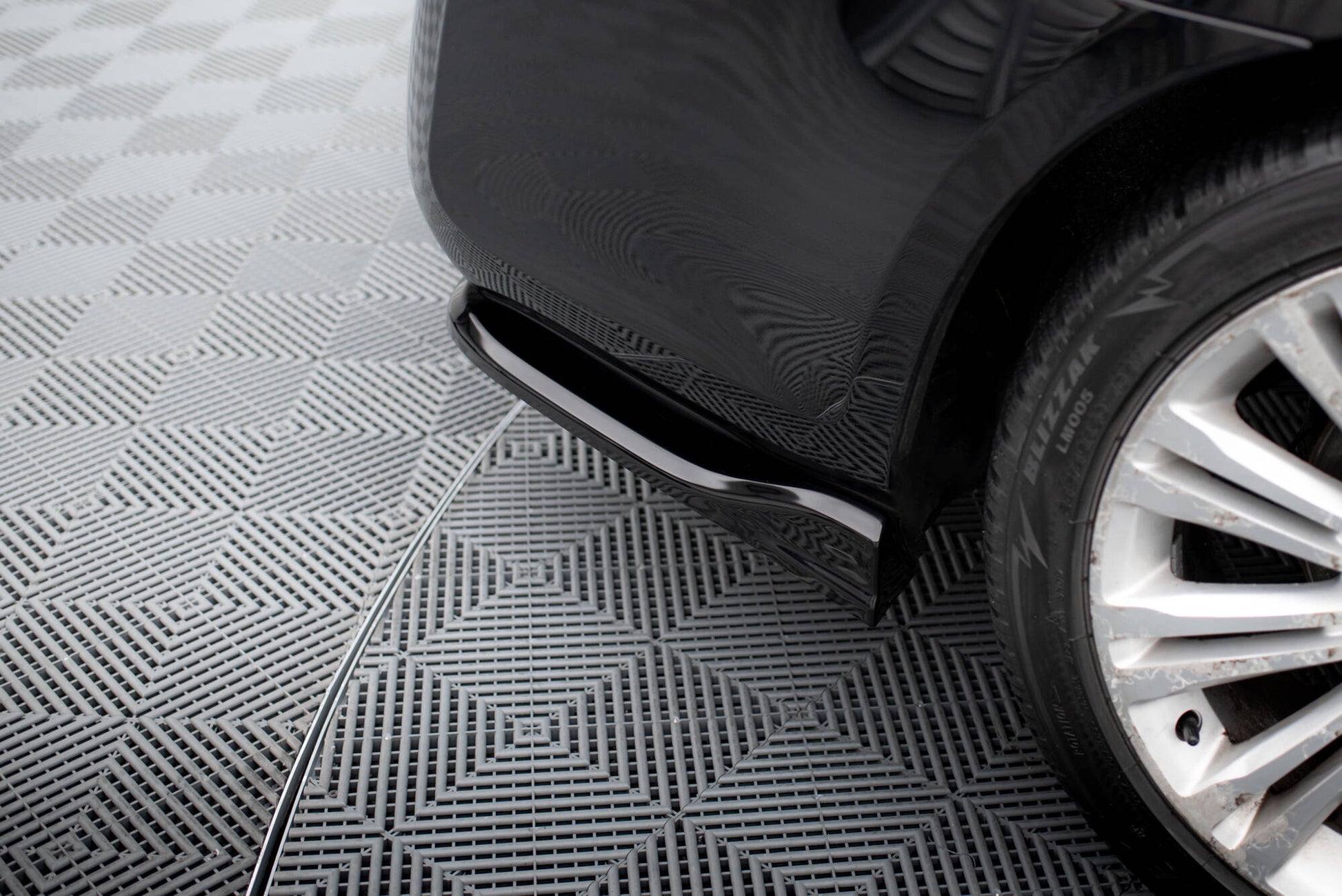 Maxton Heck Ansatz Flaps Diffusor für Chrysler 300 Mk2 schwarz Hochglanz