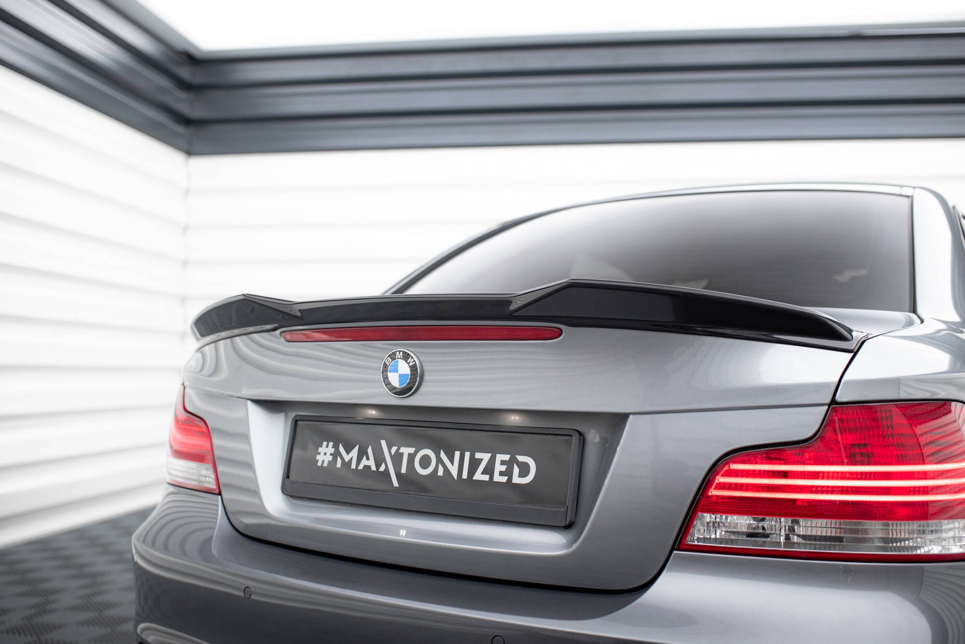 Maxton Spoiler CAP für 3D BMW 1er M-Paket E82 schwarz Hochglanz